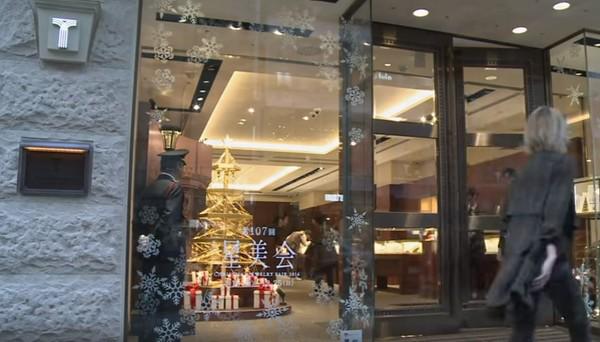 Lóa mắt với loạt cây thông bằng vàng ròng sang chảnh, đắt giá nhất thế giới